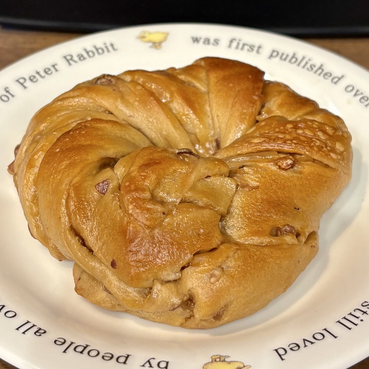 おはようございます☘️
気温22℃、暑いけど湿度が低く快適☀️
今日もよろしくです👍

ウォーキング6km
疲労抜きでアクティブレスト✨

朝食はこれ‼️
むぎゅっとベーグル
メイプル&amp;アーモンド
＃ローソン 

メイプルのいい風味😋
もっちりした生地の中にコリッとしたアーモンドがいいアクセント💕