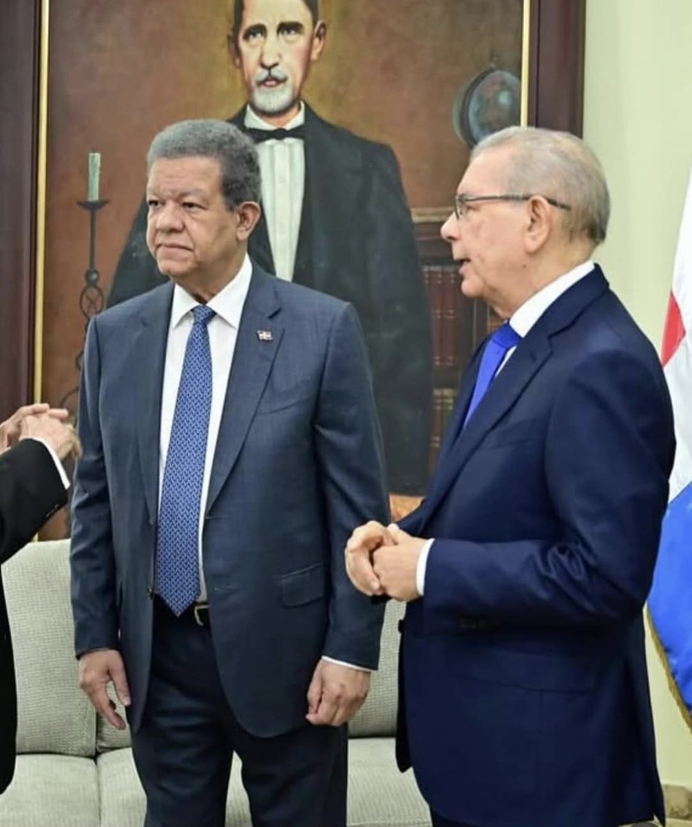 Estos dos dos hombres son los responsable del desarrollo institucional y crecimiento económico de nuestro país. Ahora cumplen con el compromiso y el deber de acudir al llamado de la patria. Hombres de Estado formados por el PLD. ENHORABUENA. <a href="/DaniloMedina/">Danilo Medina</a> <a href="/LeonelFernandez/">Leonel Fernández</a>