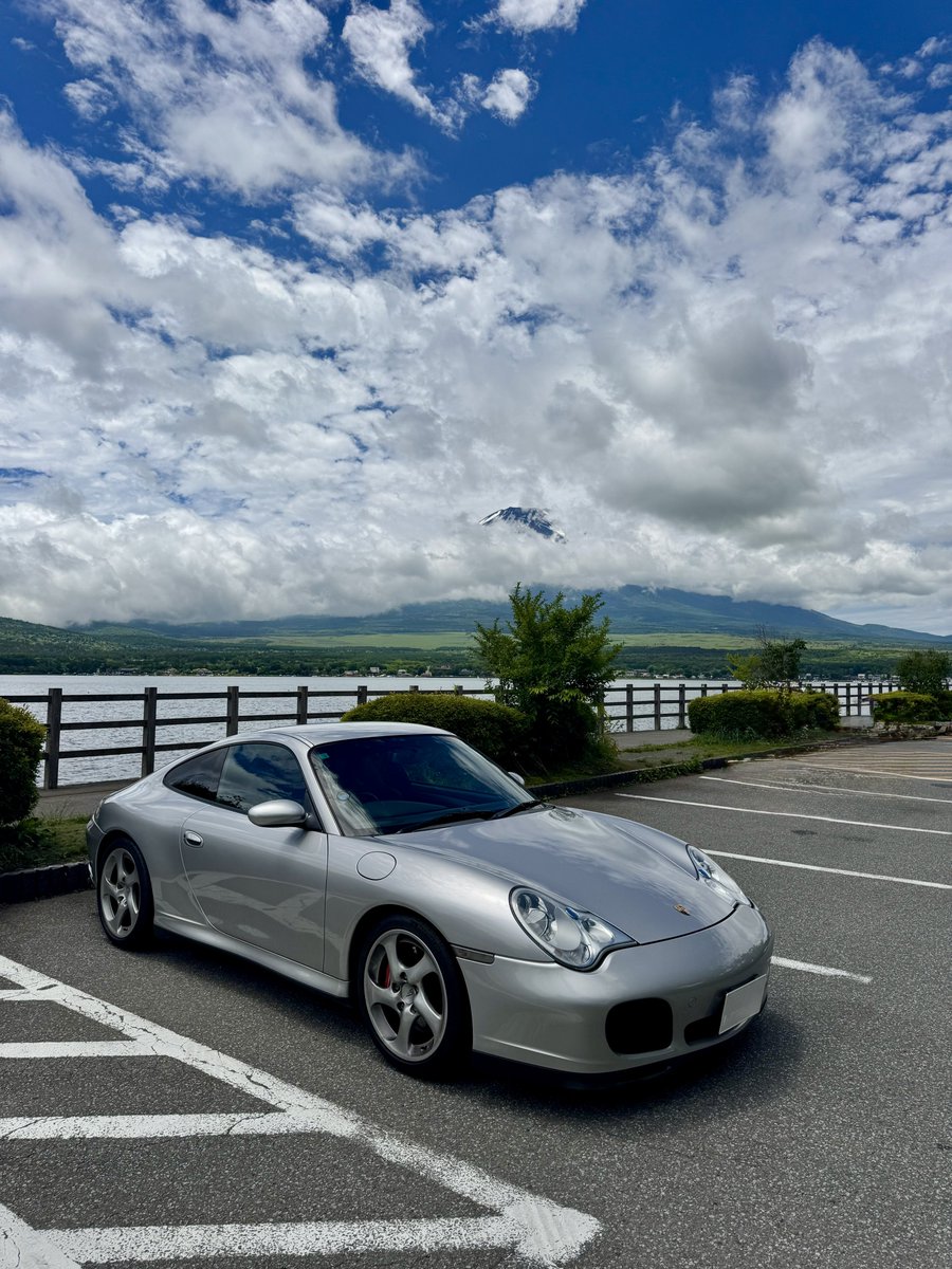 MagnusSuperstes's tweet photo. Cruising around Mount Fuji on a bright June day

#porsche #drive #9964s #fuji #porsche911 #japan #june #lake https://t.co/A8bys1SZR8