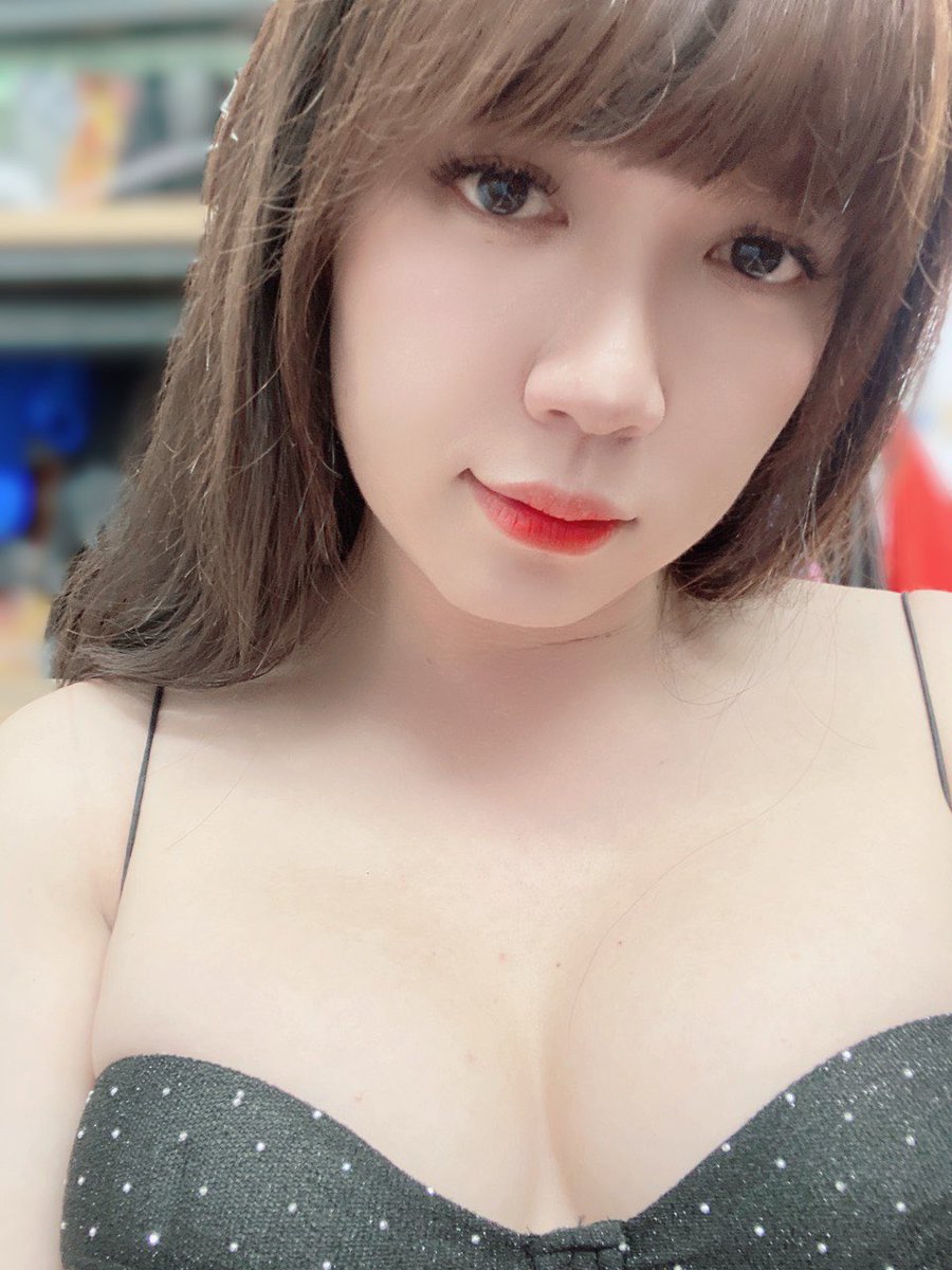Xotin va bekasi bilan uyda porno Qora lateks porno