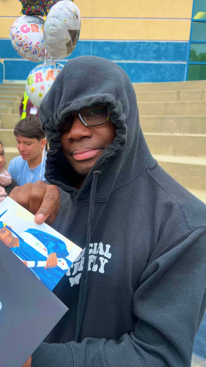 My friends really out here full on RAISING KIDS 🥹🥹🥹

And Hershii threw this hood on real quick cuz she ain’t wanna get caught crying after they opened that picture up 😂😂😂😂