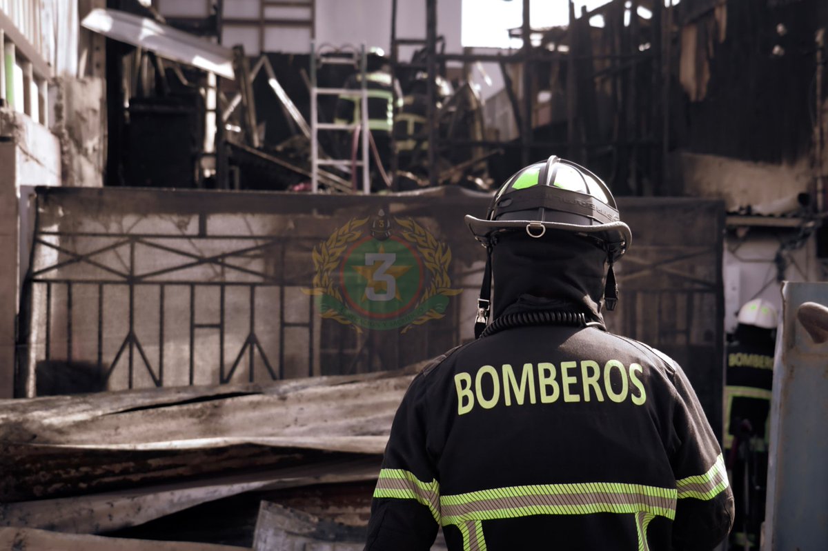 Bomba_Angamos's tweet photo. 10:19hrs el Cuerpo de Bomberos Mejillones despacha unidades B3, B1 en clave 10-0 (Incendio Estructural) sector calle Zenón Ortiz. Fuego en libre combustión.
2da alarma de incendio salen H3, Z3, Bx2. https://t.co/kLBlcKXGKC