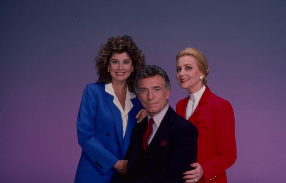 AyerNomasSeries's tweet photo. Les traemos del recuerdo #EnBuscaDelAmor. Cary Maxwell es un investigador privado que, con la ayuda de Daisy Lloyd y Rita Hargrove, ayuda a las personas con el corazón roto a reunirse con alguien de su pasado. Duró 23 episodios. https://t.co/4WNnrZHDs6