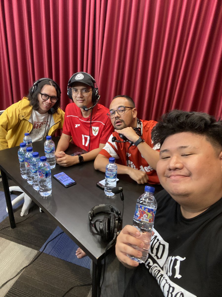 Box2Box Football (@box2boxbola) on Twitter photo LINE UP HARI INI 🫵🏻🇮🇩
YANG MENANG-MENANG AJA 😎
🎙️: <a href="/Rossifinza/">Rossi F. Noor</a> <a href="/dexglenniza/">Dex Glennıza</a> <a href="/Tyows/">Tio Prasetyo Utomo</a> <a href="/WaldoFarrelkeem/">Hakeem</a>
Join Stadeo pagi-pagi!
app.voice.football/TII7mf7yXTb LINE UP HARI INI 🫵🏻🇮🇩
YANG MENANG-MENANG AJA 😎
🎙️: <a href="/Rossifinza/">Rossi F. Noor</a> <a href="/dexglenniza/">Dex Glennıza</a> <a href="/Tyows/">Tio Prasetyo Utomo</a> <a href="/WaldoFarrelkeem/">Hakeem</a>
Join Stadeo pagi-pagi!
app.voice.football/TII7mf7yXTb