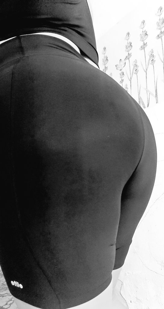 KatyyLuislzc's tweet photo. Regresamos al ejercicio para bajar los kilitos de más y estar más rica para ustedes😋👌🏻 #Afortunado mi marido que trabajaré una sentadillas de más al ratito 🫣😝
#hotwifelzc #singlelzc #swingerslzc https://t.co/WDHsKbXQkS