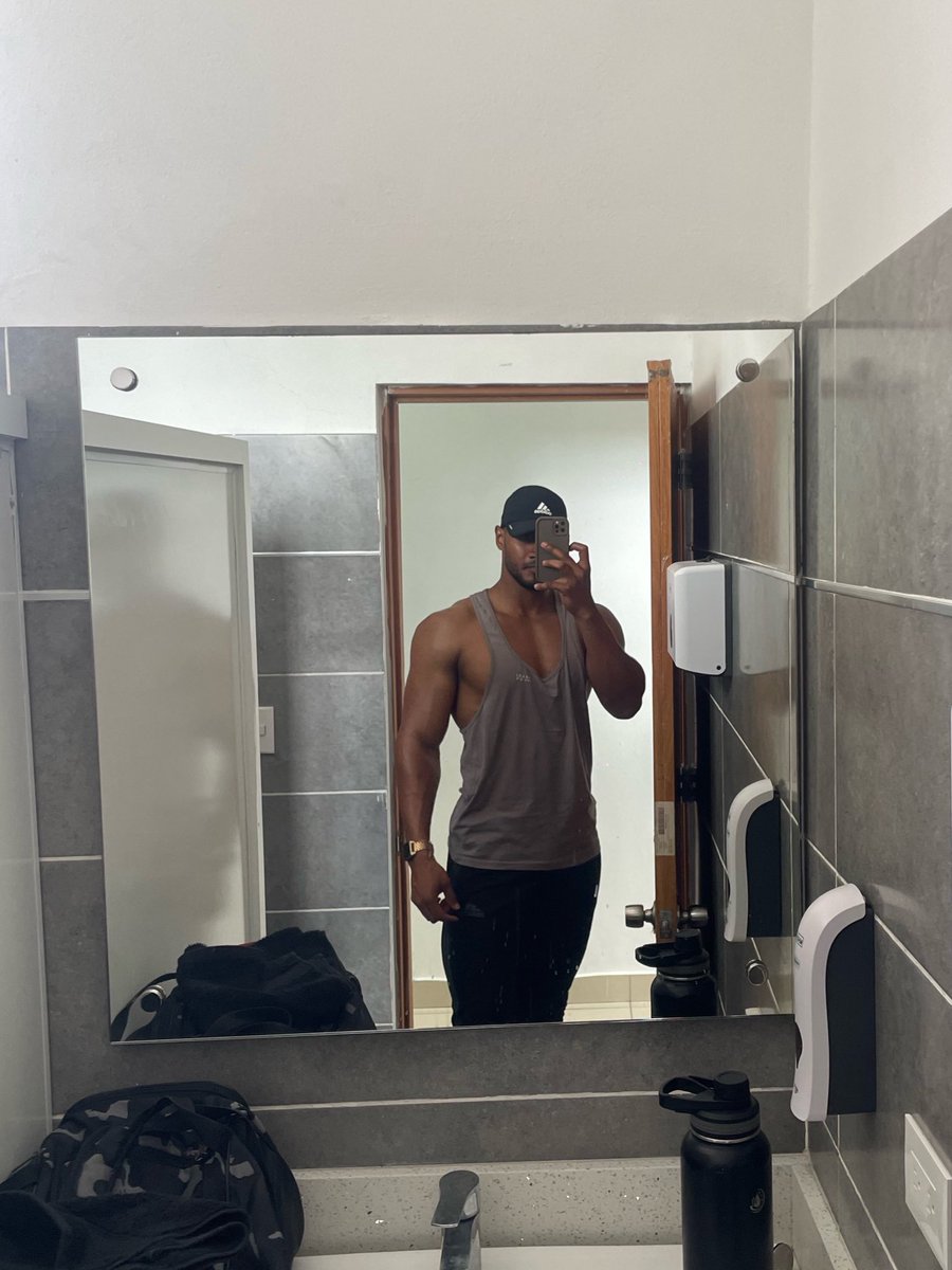 adonis57337913's tweet photo. Back Day 🫦 https://t.co/SFPQW3RESf