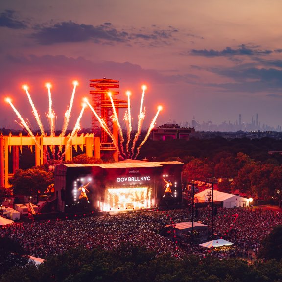 feidsite's tweet photo. Feid volverá a los escenarios en exactamente 3 días, encabezando el Governors Ball en Nueva York. Siendo el acto latino principal. https://t.co/Vl8bFPlv5h