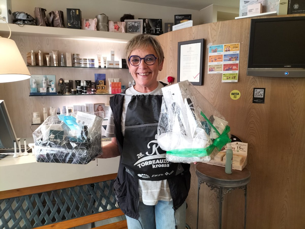 Emakume eta gizakumeentzat opari bana Sesiñena ile-apaindegiaren eskutik. Eskerrik asko, Izaskun! 😉  #Torreauzolasterketa #Sesiñenaileapaindegia #Oñati <a href="/BerbiaOnati/">Berbia Oñati</a> <a href="/lasterketak/">lasterketak.eus</a>