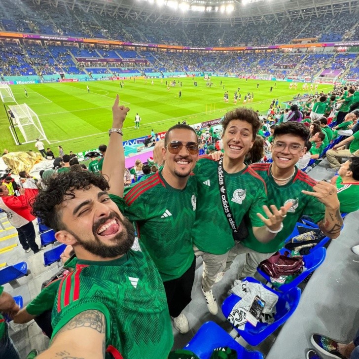 MXESTADIOS's tweet photo. ¿Quién es el "influencer" más castroso que has visto en los estadios MX?

Ese(a) que sólo va a "levantar contenido" y le vale el partido. https://t.co/vWTMtswlNR