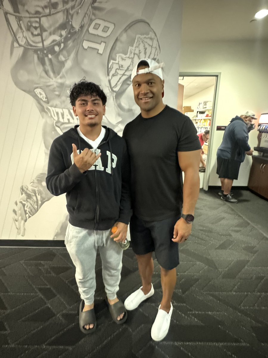 _NainoaM_'s tweet image. Thank you @CoachAjPatai for the tour of Utah. It was awesome seeing the facilities and what Utah has to offer. Enjoyed every moment !!
@CoachAtuaia @Samuel_Jay13 @UteReef33 @SHavili @coachjharding @Coach_Beck7