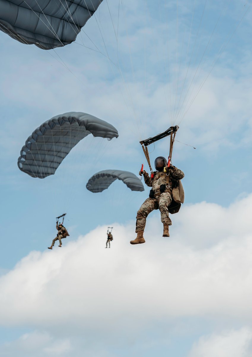 US_SOCEUR's tweet image. A soft landing at Le Mont-Saint-Michel, France, June 4, 2025.
Special forces jump as part of the commemoration of the 81st anniversary of Operation Overlord, the Allied invasion of Normandy on June 6, 1944, widely known as D-Day.
#SOFinEurope #airborne #DDay81 @USSOCOM