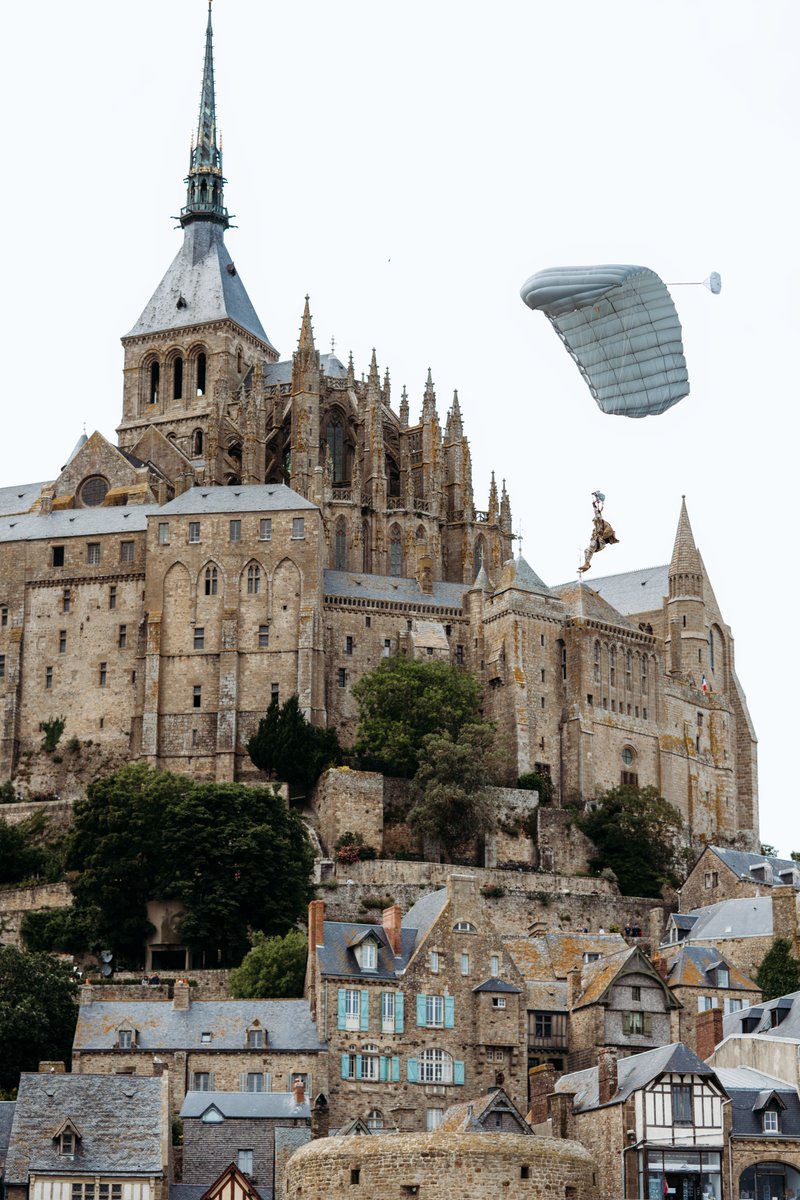 US_SOCEUR's tweet image. A soft landing at Le Mont-Saint-Michel, France, June 4, 2025.
Special forces jump as part of the commemoration of the 81st anniversary of Operation Overlord, the Allied invasion of Normandy on June 6, 1944, widely known as D-Day.
#SOFinEurope #airborne #DDay81 @USSOCOM
