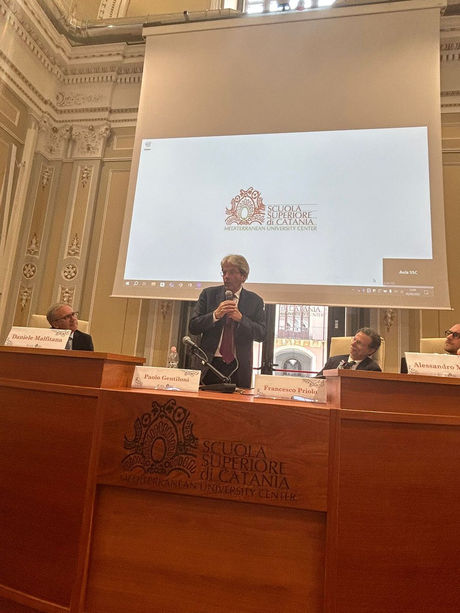 PaoloGentiloni's tweet photo. Dialogo con gli studenti di Scienze Politiche e della Scuola superiore dell’Università di #Catania https://t.co/rMi51tWNoT