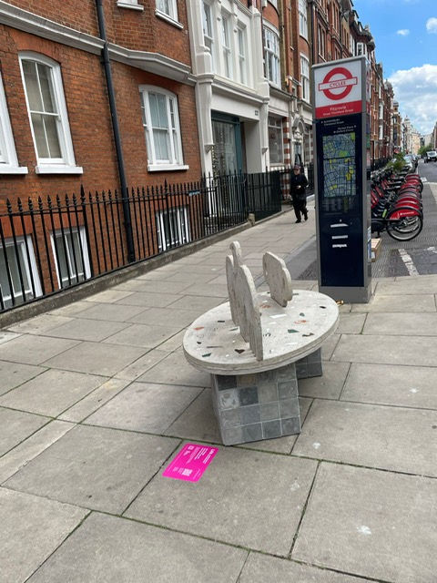 We have already spotted a couple of the benches which are part of the London festival of architecture/Fitzrovia Partnership art Trail FitzSitz. Find the locations of the seats and more information here: fitzroviapartnership.com/2-esg-economic… 
#Fitzrovia #LondonFestivalOfArchitecture
