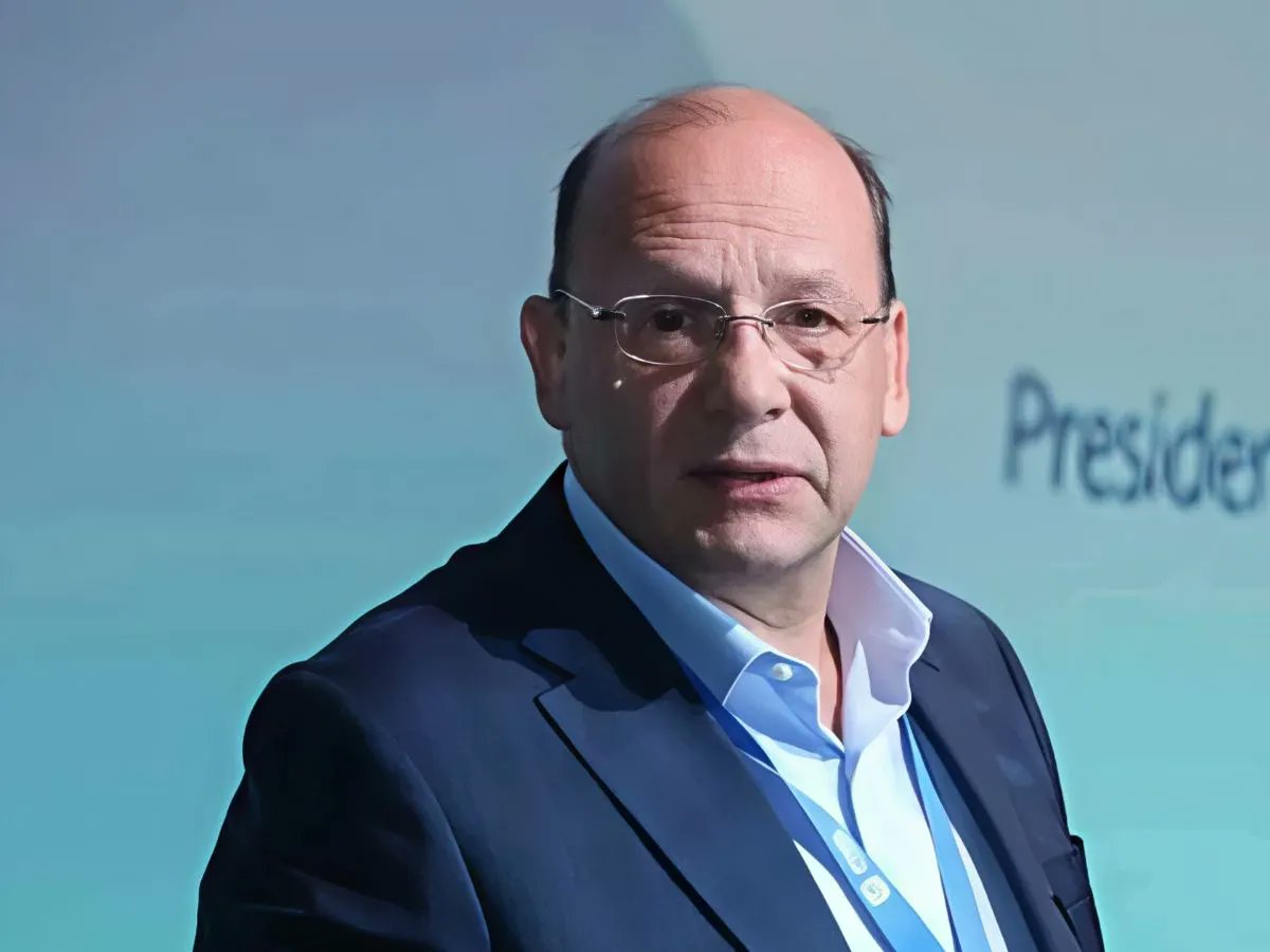 El gobierno Petro anunció que el lunes discutirá suspender la regla fiscal. Esto significa aceptar que ha gastado más y recibido menos ingresos de lo prometido. Va 🧵