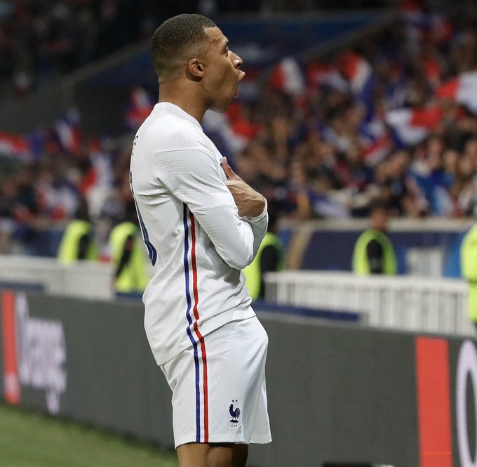 LesBgDuPaf's tweet photo. #UEFA #UEFAFriendshipCup #UEFANationsLeague #GERPOR #PORGER #Football Tonton KiKi, qu'est c'qui y a sous ton gros... 🍆🔞🔥 #LesBgDuPaf #BgAlerte 📺🚨 https://t.co/fiSCOMVLSI
