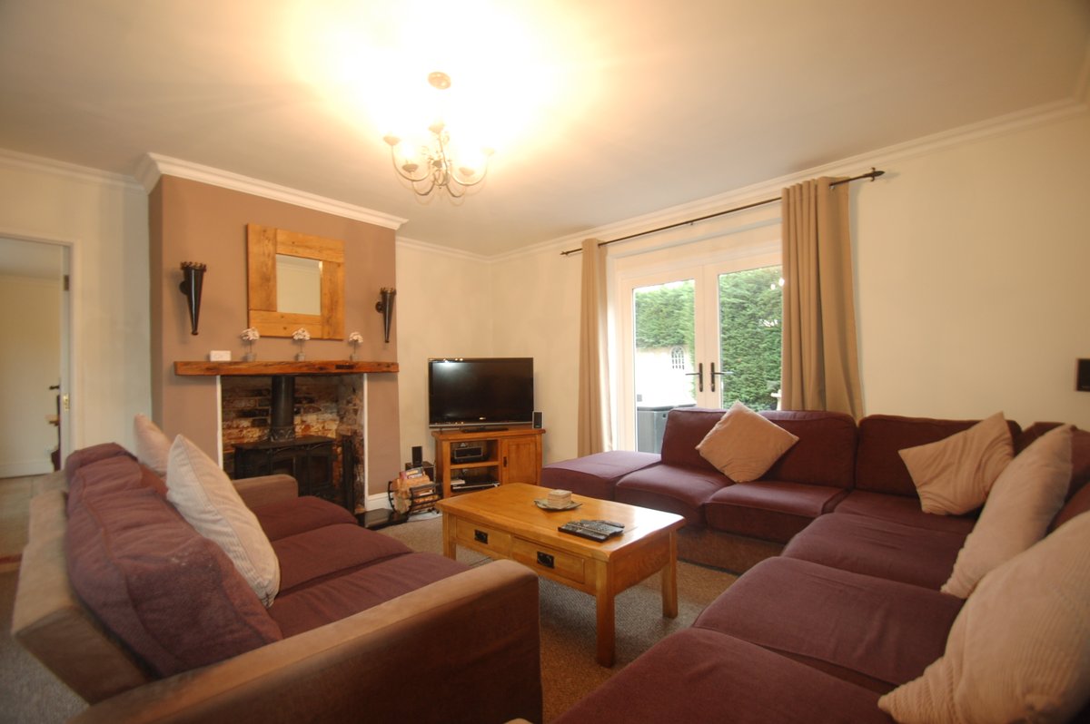 EastWingRufford's tweet photo. Group Escape in Sherwood Forest

Gather your crew for an epic group getaway at The East Wing at Rufford Park Lodge!
Located in Rufford, Nottinghamshire (NG22), this spacious lodge sleeps 10 in 3 double and 2 twin bedrooms, featuring a modern kitchen for group meals and large living areas for laughter and bonding.
Explore Sherwood Forest, Clumber Park, or Adrenalin Jungle - offering paintball, archery, segway, karting and more - or visit Thoresby Park for scenic walks.
End your day soaking in our premium hot tub under the sun or stars, a luxurious retreat for all. 
Just 30 mins from Nottingham and near Edwinstowe and Southwell. 
Secure your dates today:
 https://t.co/v5WcGEmdmY 

#GroupTravel #NottinghamshireRetreat #HotTubVibes #AdventureAwaits