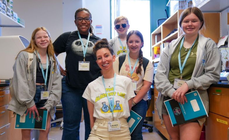 UCI School of Pharmacy & Pharmaceutical Sciences (@uci_spps) on Twitter photo The <a href="/TheAlbrecht_Lab/">Lauren Albrecht</a> hosted a lab visit field trip for middle- and high-school-aged children who are living with cystinosis as part of the Day of Hope Family Conference. Read more: pharmsci.uci.edu/2025/06/05/alb… The <a href="/TheAlbrecht_Lab/">Lauren Albrecht</a> hosted a lab visit field trip for middle- and high-school-aged children who are living with cystinosis as part of the Day of Hope Family Conference. Read more: pharmsci.uci.edu/2025/06/05/alb…