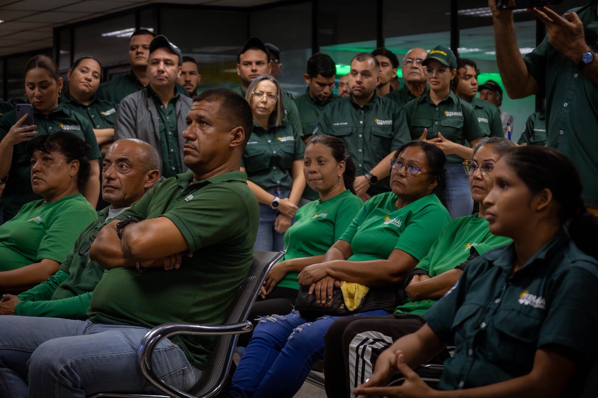 terminalmcbo_'s tweet photo. Hoy, los 91 trabajadores del Terminal de Maracaibo reciben su nueva dotación de uniformes, fortaleciendo su identidad y profesionalismo.👷🏻‍♂️👩🏻‍🔧

Cada trabajador de nuestro terminal luce con orgullo su compromiso con la ciudad. https://t.co/umh91k2CZN