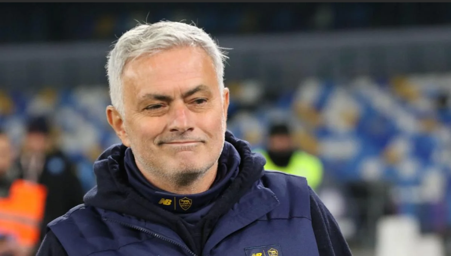 Türkiye’de spor medyası bir saat gibi işler; ama ibresi hep aynı yalanı gösterir: Yeni teknik adam gelmeden önce göklere çıkar, daha ilk haftada linç kuyruğu başlatılır. Kulis sızdırılır, ekranlarda övgüler dizilir, tribünlere umut pompalanır. Ama ilk tökezlemede o isim linç