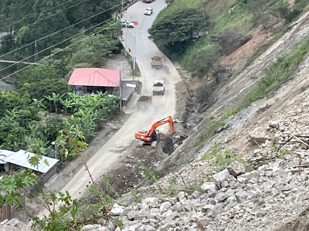 #Loja | El Director Distrital David Pérez informó en <a href="/LaHechiceraFM/">La Hechicera 88.9 FM</a>  sobre los avances en la estabilización del talud en la vía Loja–Malacatos, sector Nangora. 

✅3 excavadoras en operación.
✅ 25 volquetes y un tractor trabajando en la limpieza de la vía.
✅ 38.300 m³ de