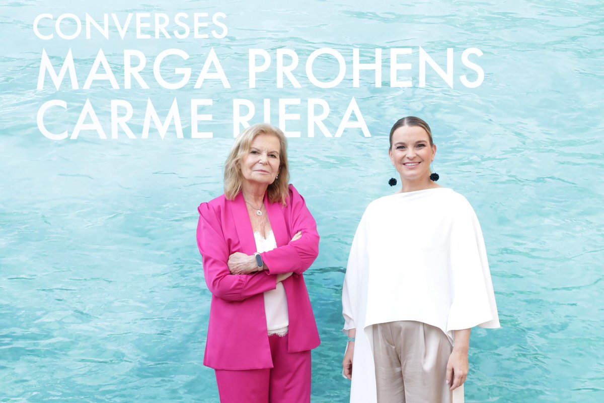 MargaProhens's tweet photo. 🌊 La mar és casa. La mar en totes les seves expressions i totes les seves tonalitats de blau. Aquesta mar que uneix les nostres quatre illes: Mallorca, Menorca, Eivissa i Formentera. Igual que ens uneix l’obra de @CarmeRiera_ofic. 

Ha estat un honor i un luxe poder mantenir aquestes ‘Converses amb Carme Riera’, en aquest documental enregistrat per @IB3, en un espai tan emblemàtic com és la Llotja de Palma, en el marc dels actes del 50è aniversari de ‘Te deix, amor, la mar com a penyora’.

Gràcies, admirada i estimada Carme, per compartir aquest moment únic. 💙