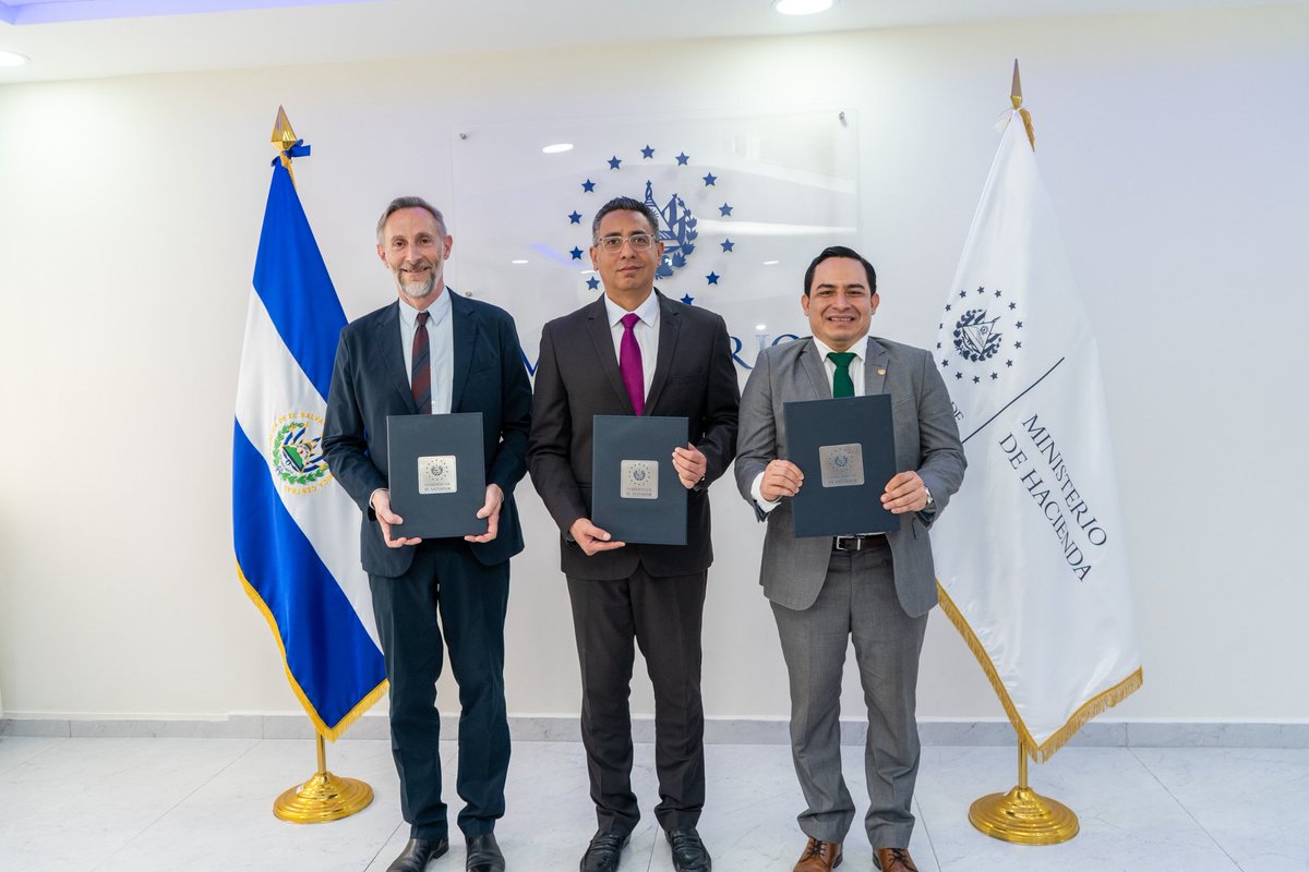 JersonPosadaSV's tweet image. Esta mañana participé como testigo de honor en la firma del Acuerdo entre OLAF y @aduanas_SV. Este es un paso firme del Gobierno del Presidente @nayibbukele en la lucha frontal contra el contrabando y el fraude, con el respaldo de nuestros aliados internacionales.