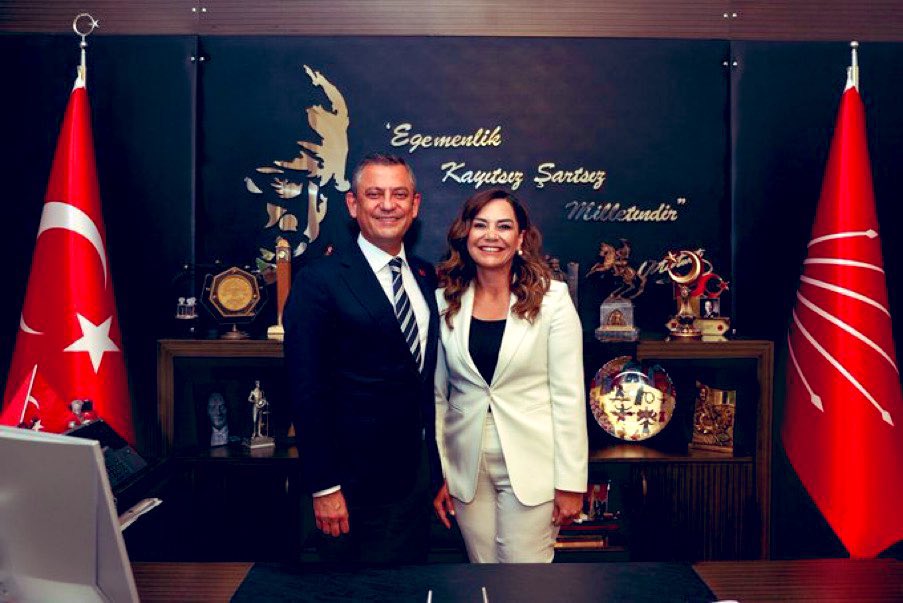 Halkın iradesini savunmak suç değil, onurdur.
Demokrasiyi savunmak suç değil, sorumluluktur.
Adalet talep etmek suç değil, haktır.
Halkın iradesini savunan, demokrasi için, adalet için, eşitlik için susmayan bir liderin, Genel Başkanımız Sayın Özgür Özel’in yanındayız.