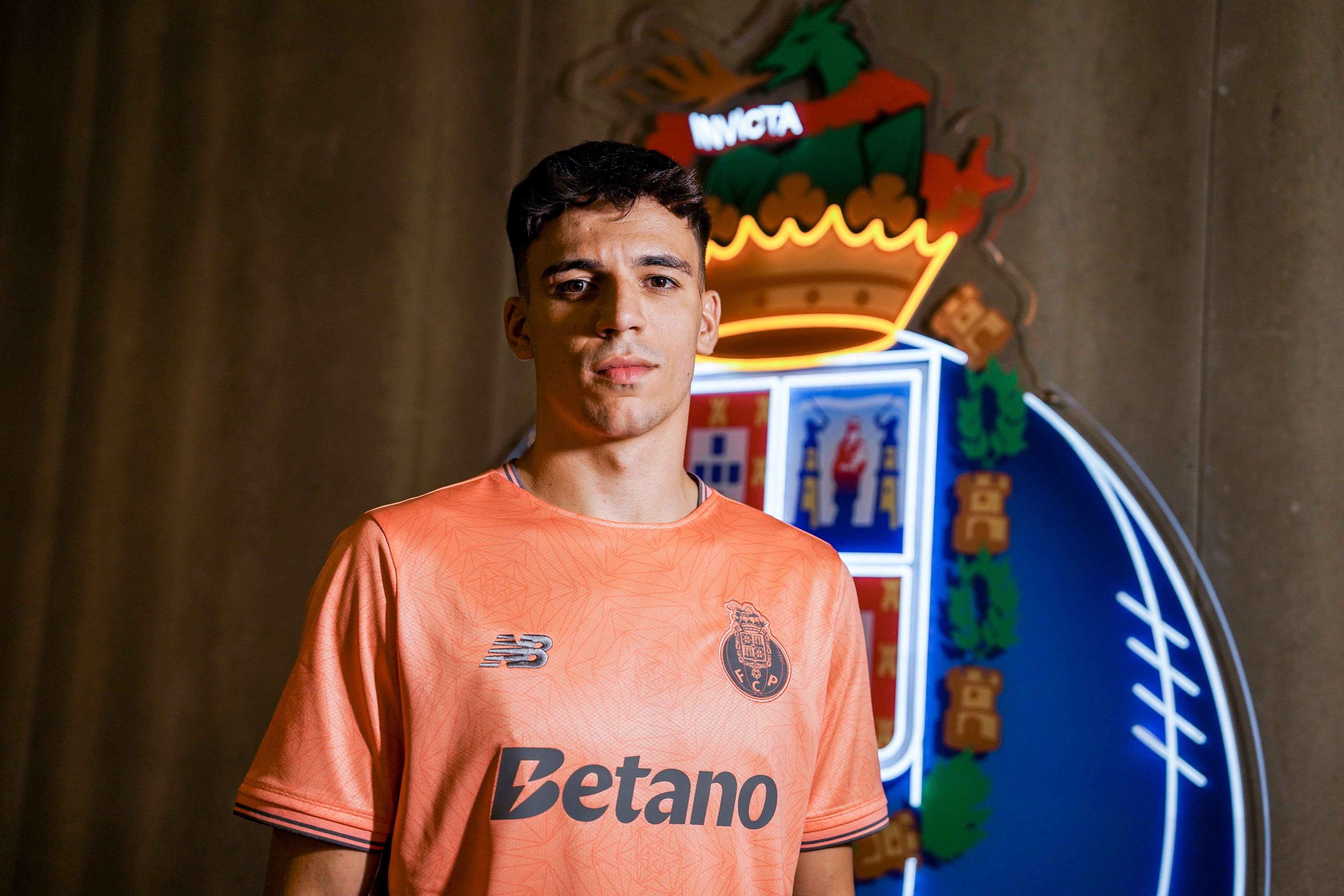 Gabri Veiga posa como nuevo jugador del Oporto (Foto: FCP).