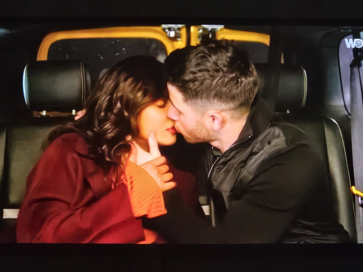 Nick Jonas France tweet media