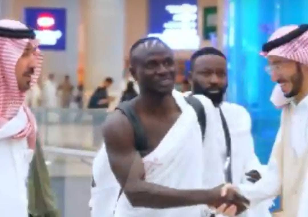 Footballer Sadio Mane in ihram to perform Hajj. 

Amy Allah accept from him.