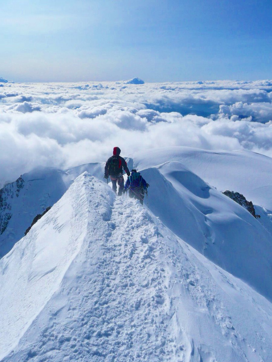 Summit Sea Of Clouds
🏔️🎒❄️⛏️🪢🇫🇷
Descending from the summit of Mont Blanc, along the Bosses Arête, towards the Vallot hut. A stunning sea of clouds below the Icicle team. Next space 29 June, then 20 July. Grab the spaces quick!

〽️ icicle-mountaineering.ltd.uk/mont+blanc+gui…

📍Mont Blanc 4810m