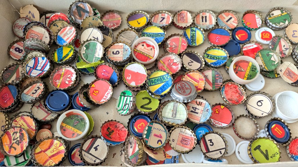 De niño, un vecino me regaló una inmensa caja de chapas repleta de ciclistas y futbolistas antiguos.

Aquello se convirtió en el pasatiempo favorito de mis veranos y no tardé en 'crear' mi propio pelotón.

Ahora, casi 20 años después, he vuelto a abrir esa caja.
