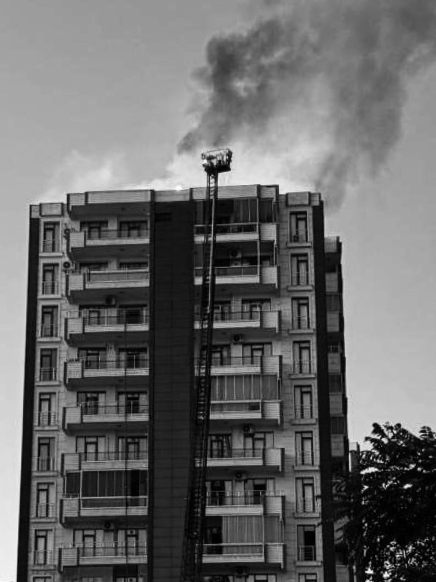 Diyarbakır’da 13 katlı bir apartmanda çıkan yangında 2’si çocuk 3 kardeşimizin hayatını kaybettiğini derin bir üzüntüyle öğrendik.

Yangında yaralananlara acil şifalar, vefat edenlere Allah’tan rahmet, yakınlarına sabır diliyoruz.

#GeçmişOlsunDiyarbakır