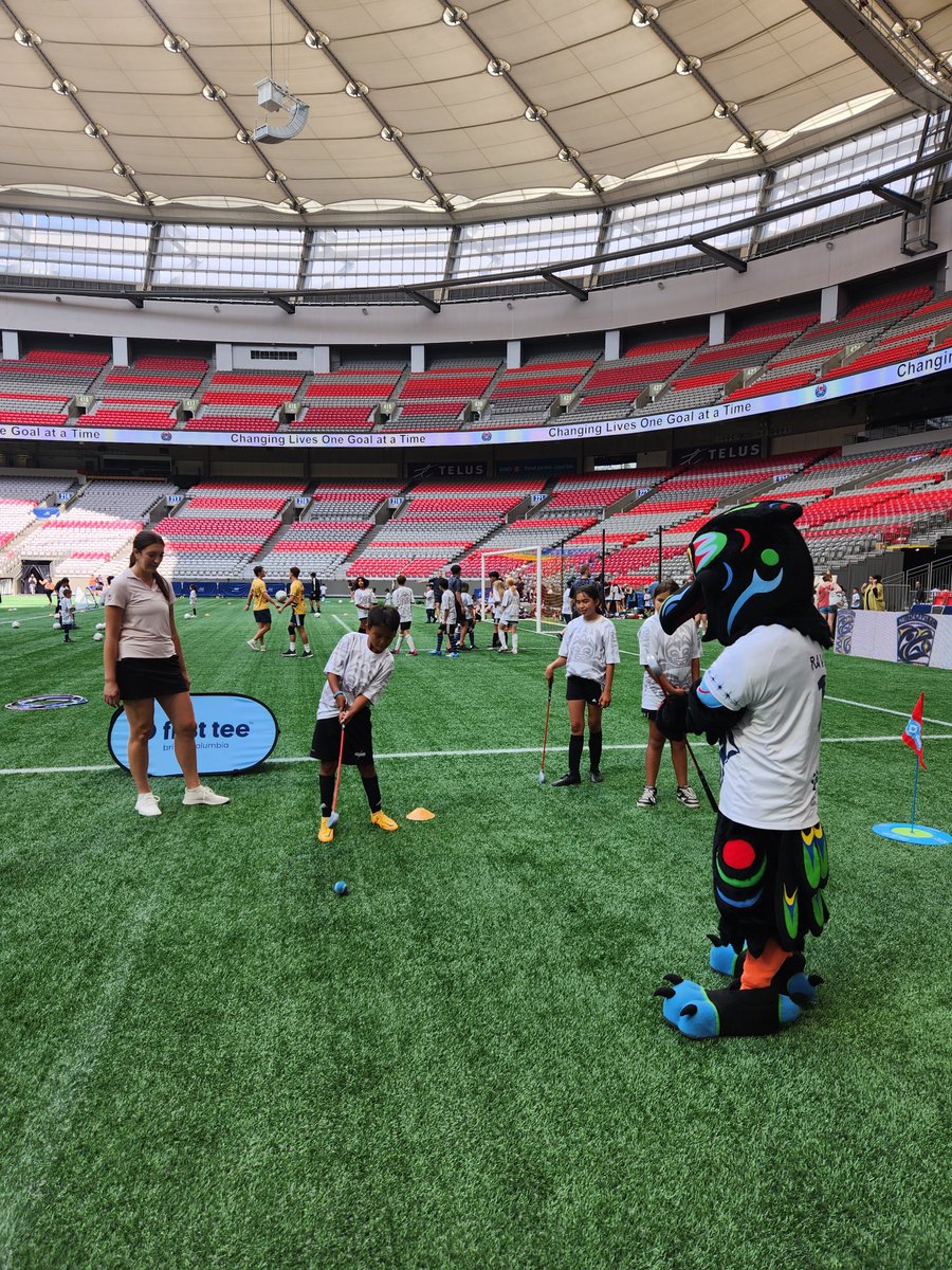FunRichmond's tweet photo. There's plenty of fun for little ones at the #StevestonSalmonFestival! 🎶

🏒 Play road hockey w/ the Richmond Junior Sockeyes
⛳ Tee up with First Tee BC
🎪Discover circus arts
🎶Dance at the new Salmon Run stage
🛝 Enjoy playtime at the new Community Centre playground

(1/2) https://t.co/cAf2JowXw6