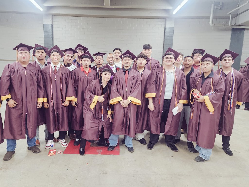 CoachJLozano's tweet image. My first graduating class! I owe a lot to these young men. They showed their first-time HFC what LINSA is all about! I'm extremely grateful to be their coach! Congratulations, fellas! #LINSA #EDC