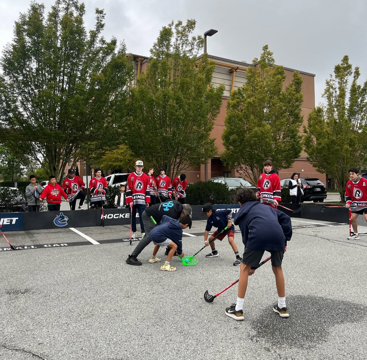 FunRichmond's tweet photo. There's plenty of fun for little ones at the #StevestonSalmonFestival! 🎶

🏒 Play road hockey w/ the Richmond Junior Sockeyes
⛳ Tee up with First Tee BC
🎪Discover circus arts
🎶Dance at the new Salmon Run stage
🛝 Enjoy playtime at the new Community Centre playground

(1/2) https://t.co/cAf2JowXw6