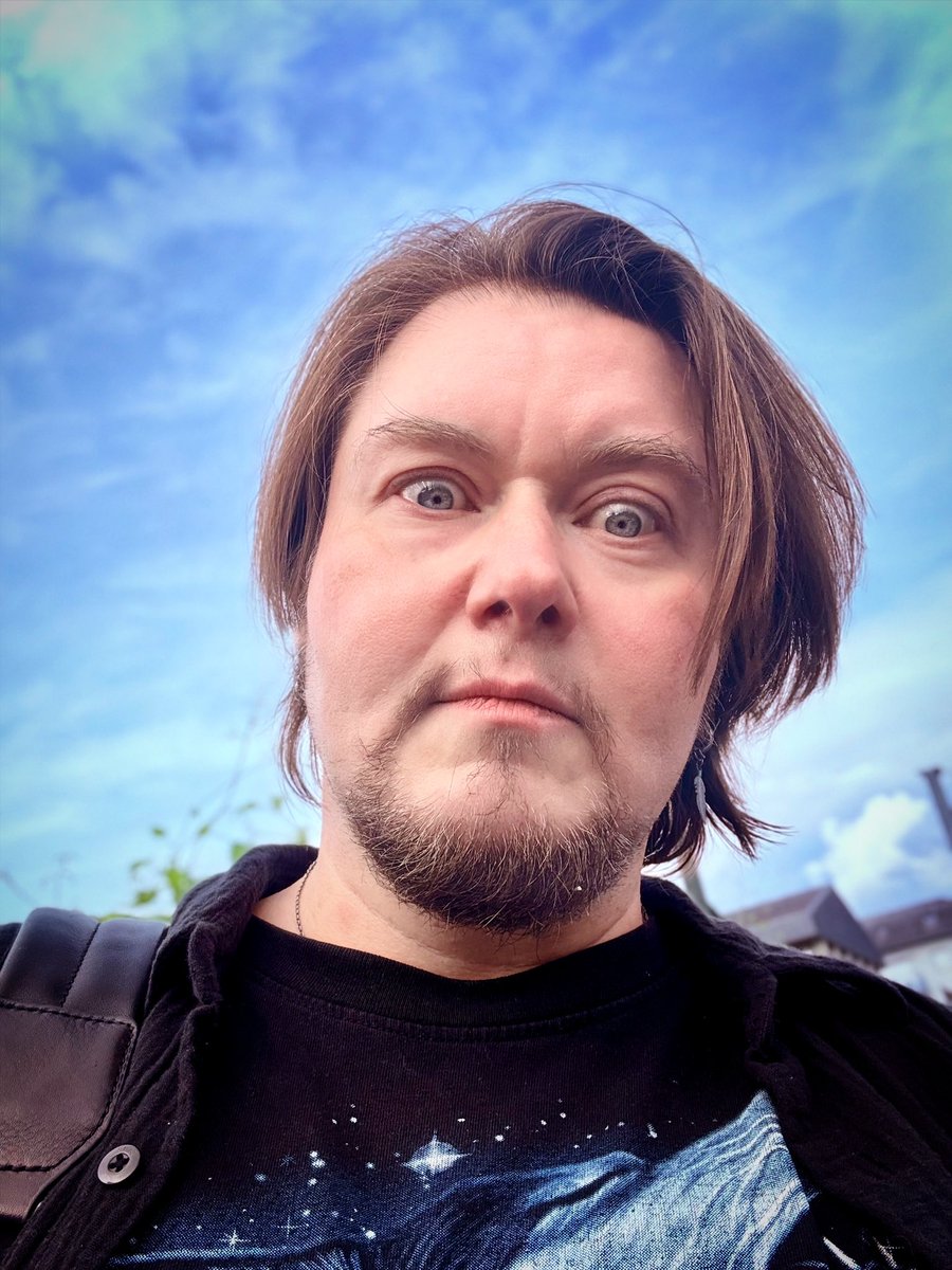 Такое лицо у меня сегодня было на хоре после перерыва в месяц. 

- 1 концерт в июне превратился в 3
- Думал, что спою уже впетое, но «здрасти, теперь ты Ромео»
- Вы когда-нибудь пробовали уложить в размер фразы «It’s a final countdown» фразу «с’est le compte à rebours final»? 🤪