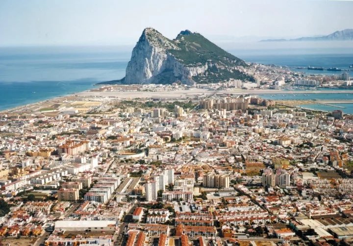 Ivansky_'s tweet image. #PreguntaMolona Que ciudad española limita con la unica colonia europea actual?
Respuesta: LA LÍNEA DE LA CONCEPCIÓN 

Por cierto … cuando vais a visitar y disfrutar de nuestra ciudad??? Como todos dicen…la ciudad de moda!!!