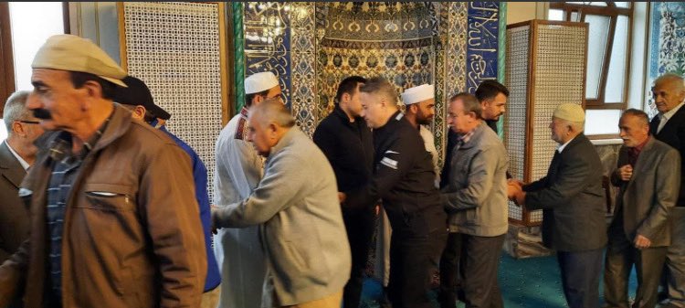 8️⃣ Kurban Bayramı’nın Evrensel Mesajı
Kurban Bayramı, sadece Müslümanlar için değil, tüm insanlık için evrensel mesajlar taşır: fedakârlık, paylaşma, sabır ve Allah’a güven. Hz. İbrahim’in hikâyesi, insanın en zor anlarda bile inancına bağlı kalmasının önemini vurgular. Bayram,