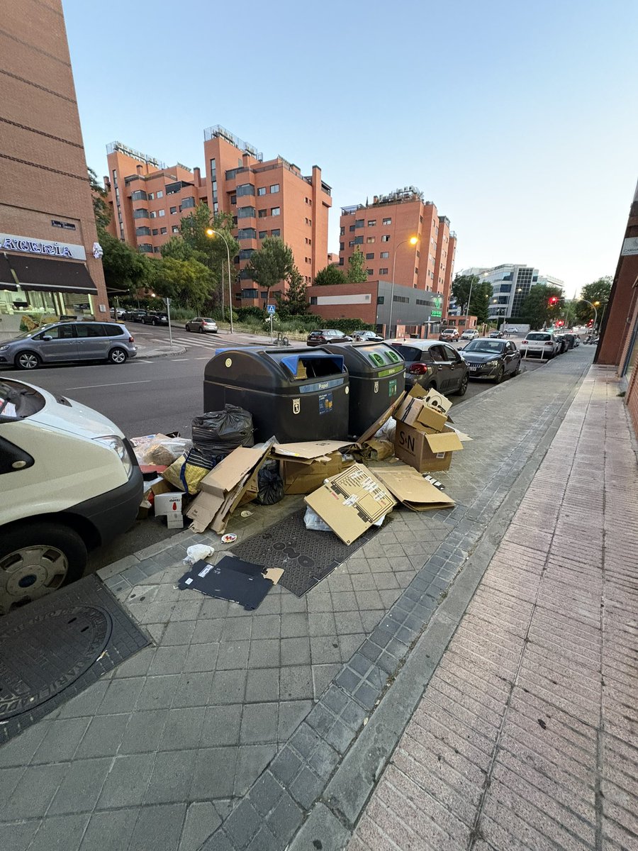 manu1834's tweet photo. Siguiendo el hilo de vecinos de mierda…@Lineamadrid podéis pasar por Julián Camarillo 59 otra vez? Es una puta vergüenza. Estos serán luego de los que se quejan, que si los servicios públicos, que si @MADRID está sucio… Ojo, que el contenedor solo está medio lleno https://t.co/ch9dXi1IeN