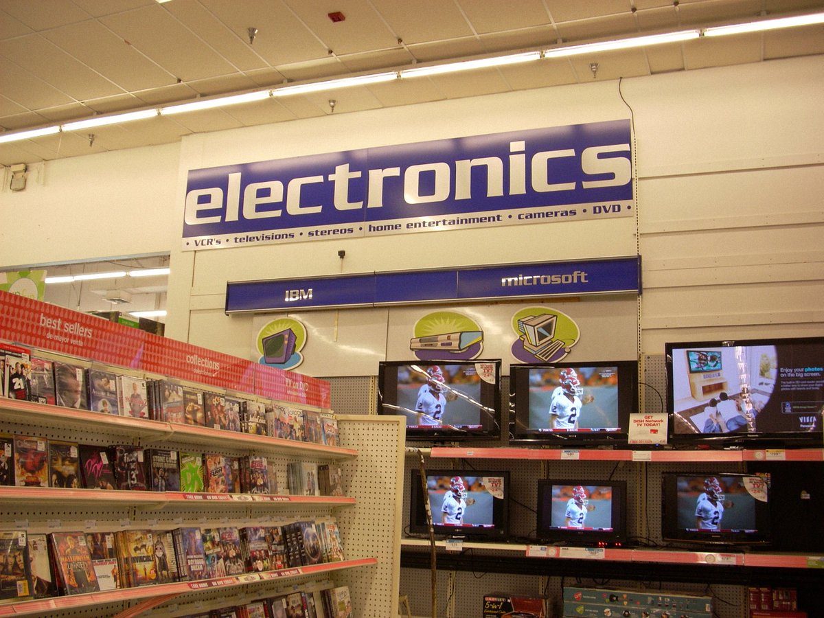 NostalgiaFolder's tweet image. shopping at Kmart in the 2000s