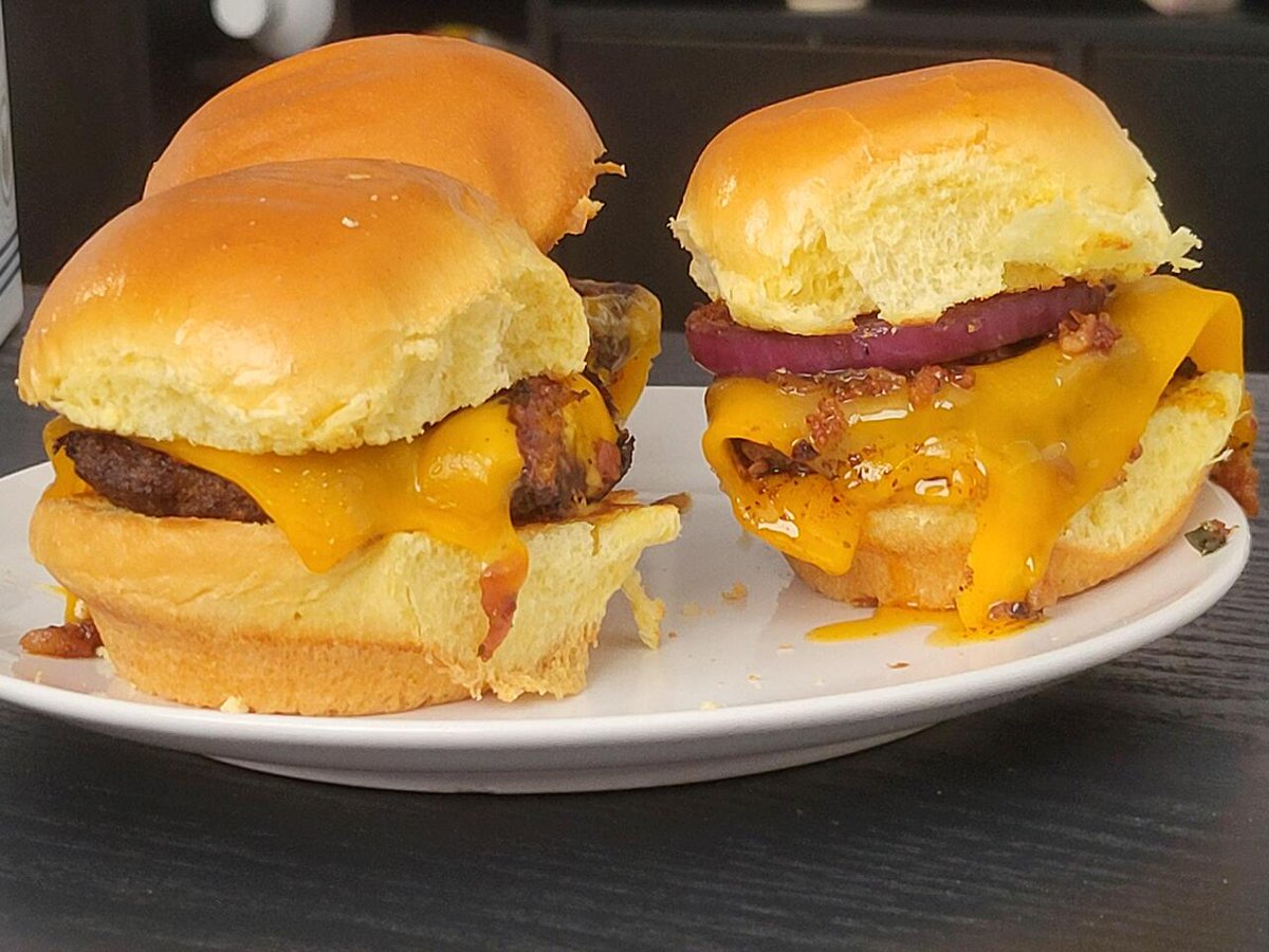 homevsfastfood's tweet photo. [Homemade] Cheeseburger Sliders
👉 https://t.co/J4kfnLdrNE
#CheeseburgerSliders #HomemadeDeliciousness #SliderRecipes #ComfortFood #FoodieFavorites #homecooking #food #recipes #foodpic #foodie #foodlover #cooking #hungry #goodfood #homecookingvsfastfood https://t.co/gjx321B470