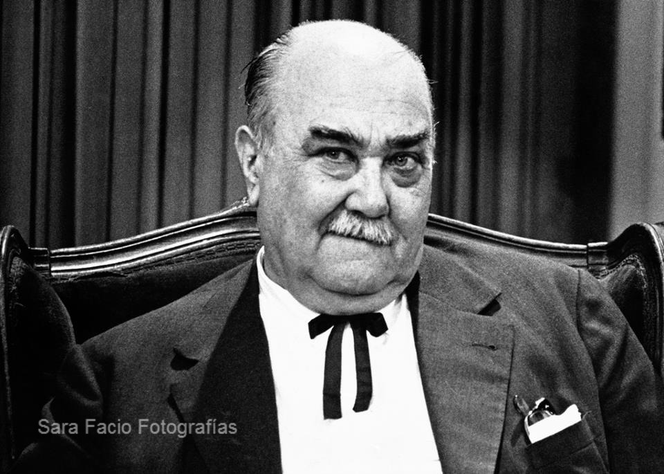 “La clase media argentina es experta en resucitar cada tanto a sus verdugos”. 

Arturo Juaretche.