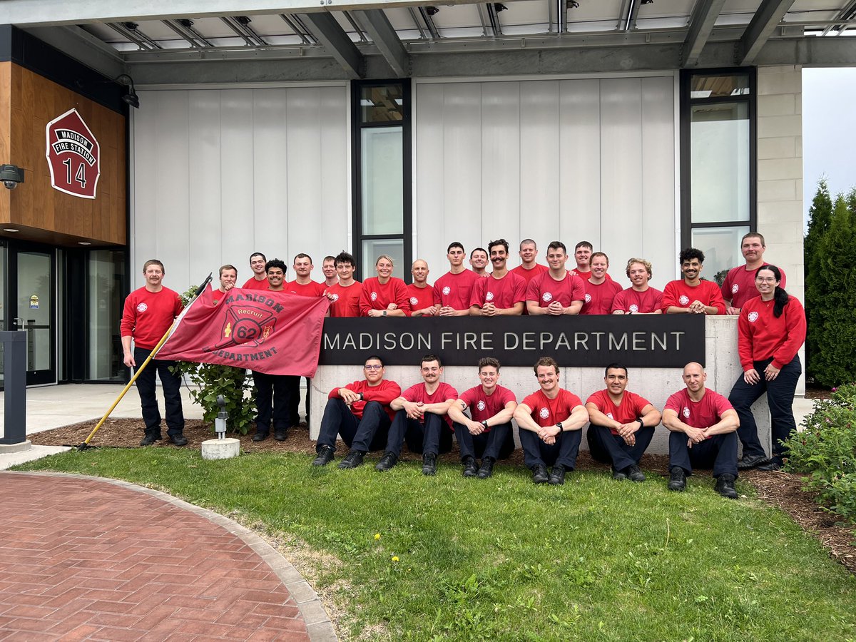 Congratulations to Recruit Class 62, which graduates the Academy today!
 
Watch the graduation ceremony live at 5 PM (Central) or stream later at this link: tinyurl.com/ybudpwur #MFDClass62