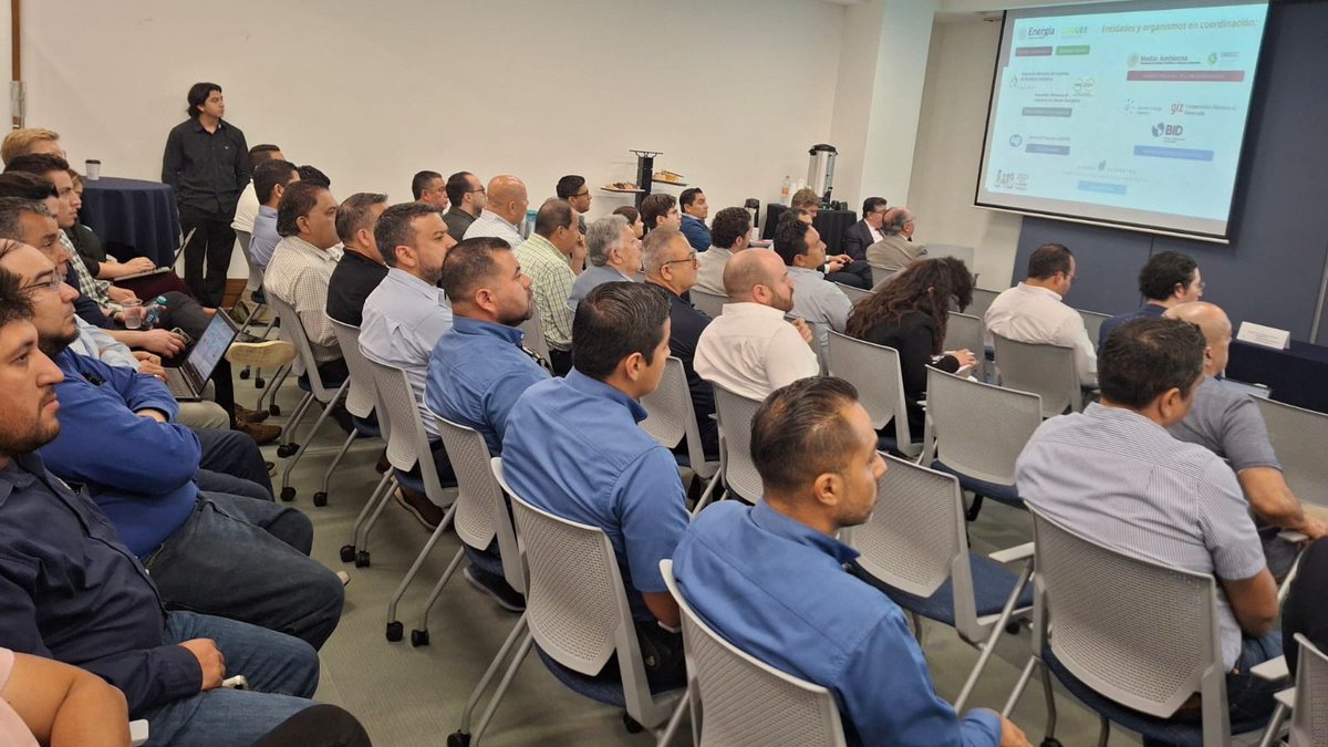 NafinOficial's tweet photo. En #NuevoLeón, nuestro director regional noreste presentó el “Acuerdo Nacional de Eficiencia Energética para Pymes” ante personas empresarias y emprendedoras, reforzando el impulso a la sostenibilidad en el sector productivo. 🌱
#SolucionesATuMedida https://t.co/estz38ioc9