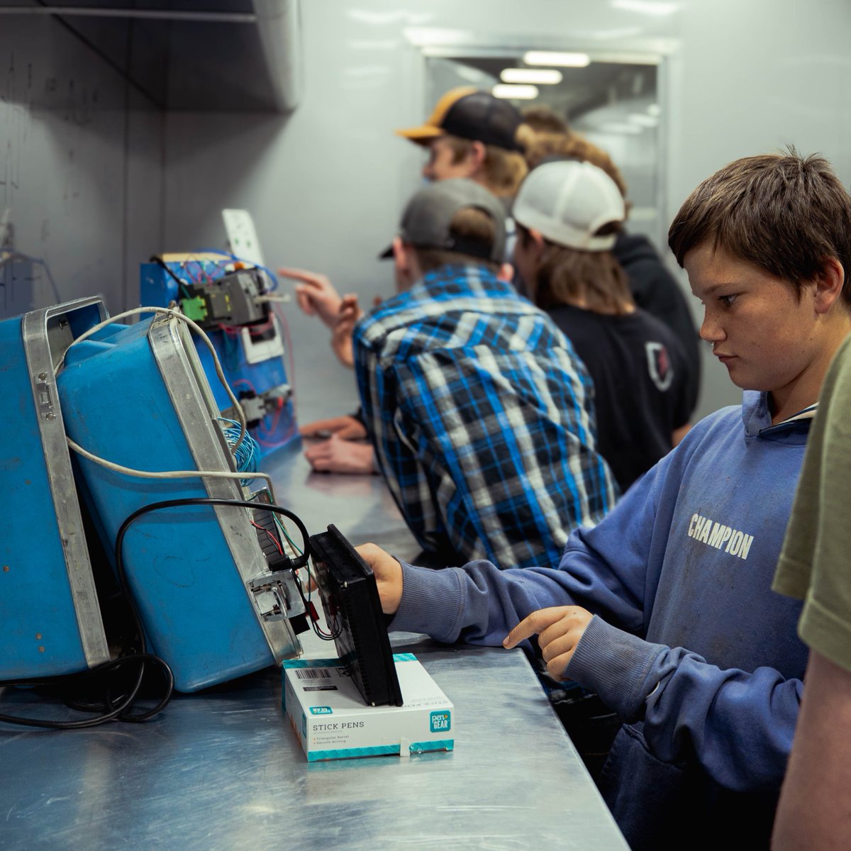 Over 100 students from De Beque Schools explored robotics, mechatronics &amp; advanced manufacturing during CMU Tech’s Mobile Learning Lab visit! 🚛🤖
Hands-on today, STEM careers tomorrow. 🔧🎓

🔗 colomesa.info/3FH4MQU