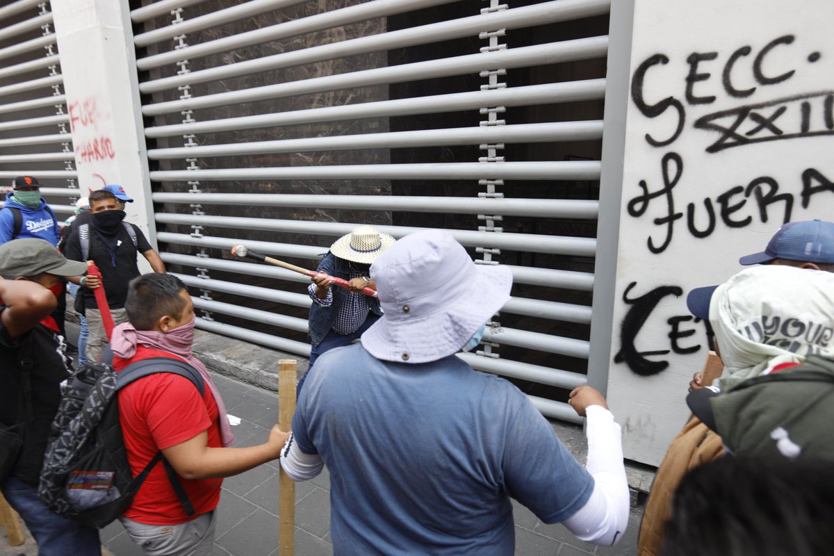 Maestros disidentes, principalmente de la #Ceteg con el rostro cubierto ingresaron al mediodía al edificio del #SNTE e intentaban derribar la puerta de acceso principal. Tras tres horas de protesta, determinaron el retiro de sus contingentes, quienes avanzan rumbo al campamento