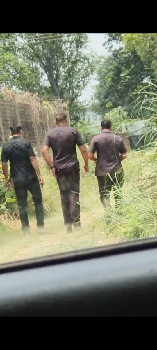 pandeyroh's tweet image. ग्राम बनियाबारी तहसील खलीलाबाद के गाटा 35/0.019कृषि पट्टा कीभूमि का धोखाधड़ी करके बैनामा किया गया है एवं गुंडों दम पर रोहित पाण्डेयs/oऋषिकेश द्वारा कब्जा किया जा रहा है।रोहित पाण्डेय द्वारा गुंडों के साथ निर्माण करवाया जा रहा हैSDMमूकदर्शक बने हुए हैं।@myogioffice @NCSC_GoI