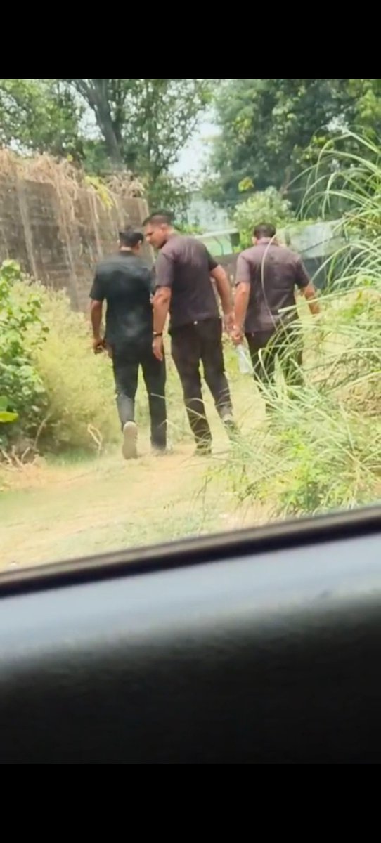 pandeyroh's tweet image. ग्राम बनियाबारी तहसील खलीलाबाद के गाटा 35/0.019कृषि पट्टा कीभूमि का धोखाधड़ी करके बैनामा किया गया है एवं गुंडों दम पर रोहित पाण्डेयs/oऋषिकेश द्वारा कब्जा किया जा रहा है।रोहित पाण्डेय द्वारा गुंडों के साथ निर्माण करवाया जा रहा हैSDMमूकदर्शक बने हुए हैं।@myogioffice @NCSC_GoI